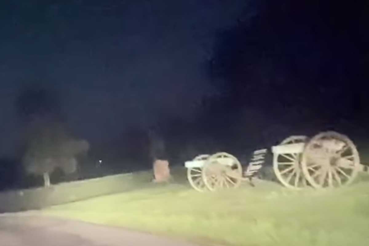 See What Might Be Civil War Era Ghosts Caught On Camera At Gettysburg   Vid Civil War Ghosts 1200 